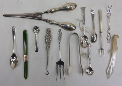 Lot 472 - A collection of mixed silver and white metal...