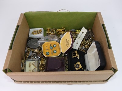 Lot 485 - Miscellaneous items to include vintage badges,...