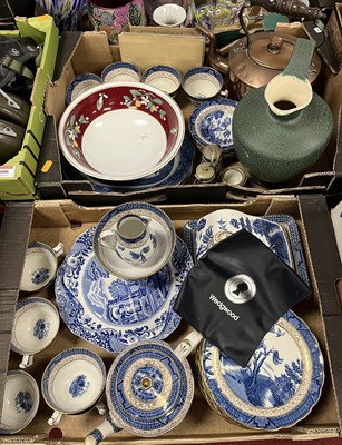 Lot 605 - A collection of Willow Pattern tablewares, to...