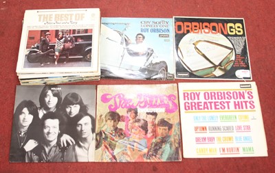 Lot 559 - A collection of vintage 12" vinyl records, to...