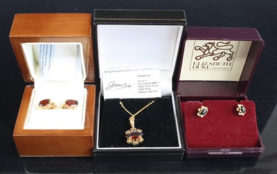 Lot 439 - A 9ct gold garnet set pendant, on finelink...