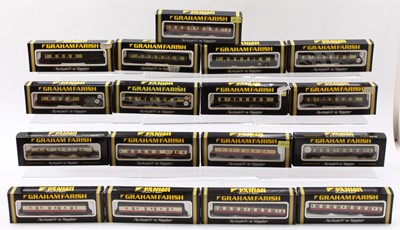 Lot 517 - 17 N Gauge Graham Farish coaches. Eight...