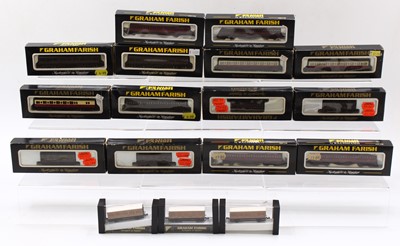 Lot 520 - 17 N Gauge Graham Farish suburban bogie and...