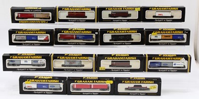 Lot 543 - 15 N Gauge Graham Farish container wagons and...