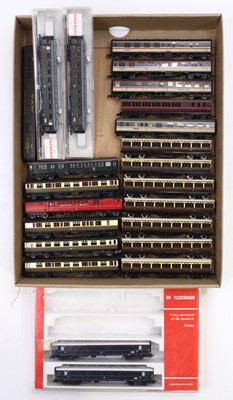 Lot 580 - A collection of various coaches by various...