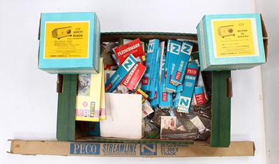 Lot 586 - One tray of N gauge track and lineside...