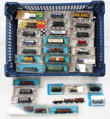 Lot 587 - A collection of N gauge wagons to include 16...