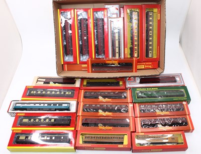 Lot 625 - Approx 30 boxed 00 gauge coaches, mainly by...