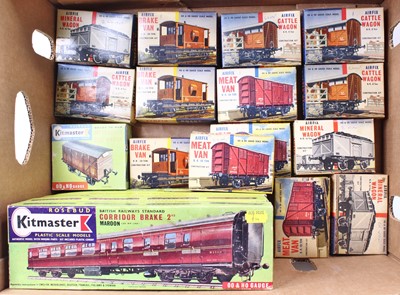 Lot 631 - A small collection of Airfix and Kitmaster...