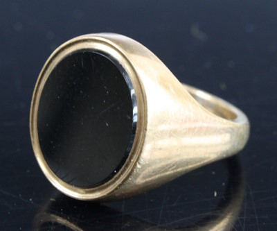 Lot 353 - A 9ct yellow gold oval onyx signet ring, the...