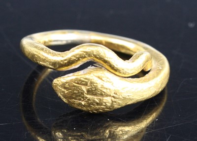 Lot 351 - A yellow metal crossover style ring in the...