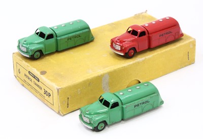 Lot 1360 - Dinky Toys trade box No. 30P Studebaker Mobil...