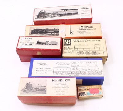 Lot 640 - A collection of 00 gauge older unmade kits,...