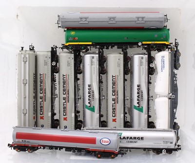 Lot 667 - 11x 00 gauge modern bogie tanker wagons to...