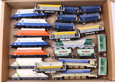 Lot 670 - A collection of 00 gauge Hopper wagons,...