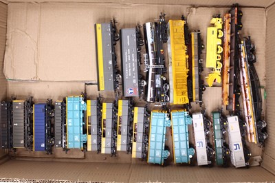 Lot 673 - 22 modern 00 gauge wagons includes a...