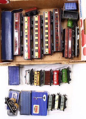 Lot 612 - Two trays of Hornby Dublo 3 rail wagons and 3...