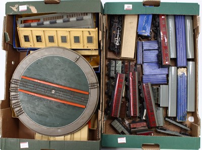 Lot 600 - Two trays of play-worn Hornby-Dublo 3-rail...