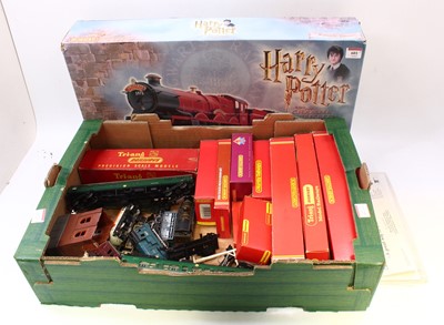 Lot 601 - One Hornby incomplete train set and a tray of...