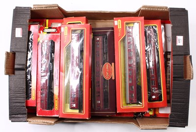 Lot 692 - One tray containing 17x 00 gauge Hornby...