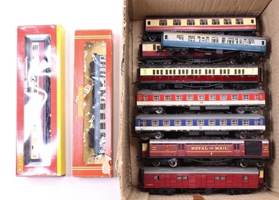 Lot 693 - A collection of 15x unboxed 00 gauge coaches,...