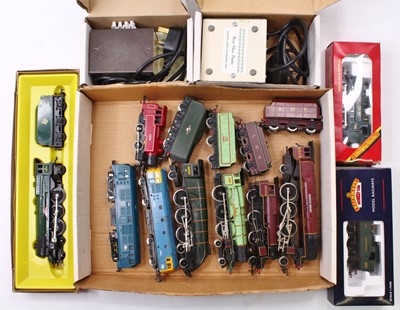 Lot 694 - A collection of boxed and unboxed 00 gauge...