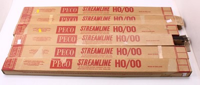 Lot 695 - A very large collection of 00 gauge flexi...