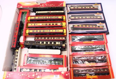 Lot 703 - A collection of 22x 00 gauge coaches by...