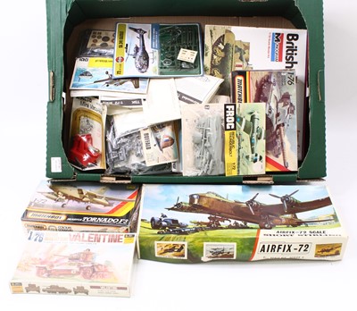 Lot 2091 - A tray containing various 1/72 and 1/76 scale...