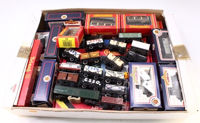 Lot 716 - A collection of boxed and unboxed 00 gauge...