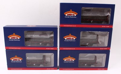 Lot 722 - A collection of 5x Bachmann OTA timber carrier...