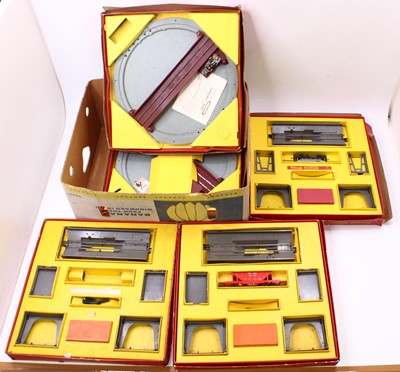 Lot 733 - A collection of boxed Triang accessories,...