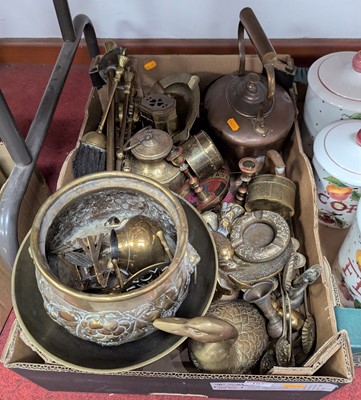 Lot 107 - A collection of metal ware to include a pair...