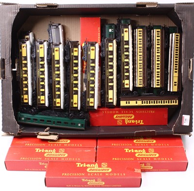 Lot 735 - A collection of approx. 30 Triang Hornby...