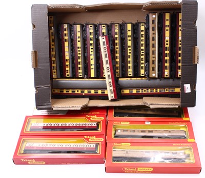 Lot 736 - A collection of 25x Triang Hornby 00 gauge...