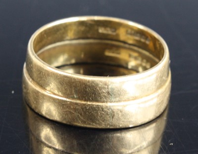 Lot 364 - A pair of ladies and gents 18ct gold wedding...