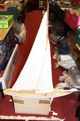 Lot 1529 - A wooden hulled and canvas sailed pond yacht