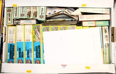 Lot 1555 - A quantity of boxed Airfix OO/HO gauge...