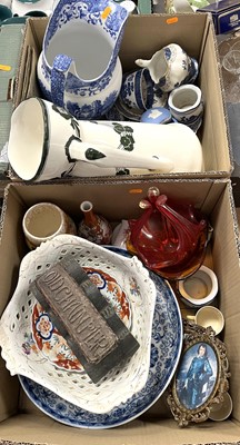 Lot 582 - A collection of ceramics and glassware, to...