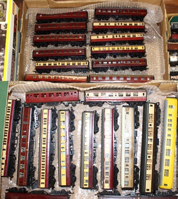 Lot 1594 - Two trays containing OO gauge loose quantity...