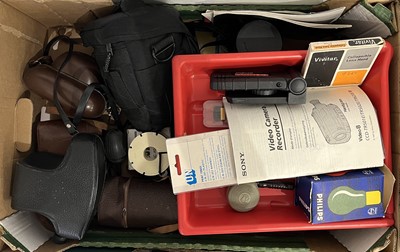 Lot 625 - A collection of cameras and related equipment