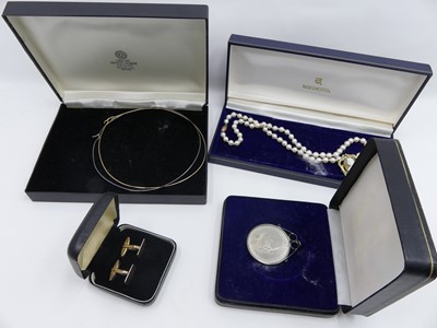 Lot 440 - Miscellaneous items to include cameo brooches,...