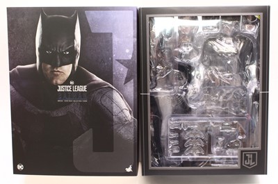 Lot 1732 - A Hot Toys 1/6 scale Deluxe version action...