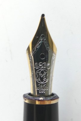 Lot 2400 - A cased vintage Mont Blanc Meisterstück...