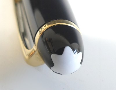 Lot 2400 - A cased vintage Mont Blanc Meisterstück...