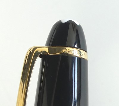 Lot 2400 - A cased vintage Mont Blanc Meisterstück...