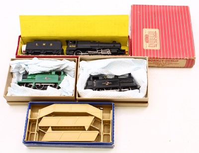 Lot 762 - A small collection of Hornby Dublo 2-rail...