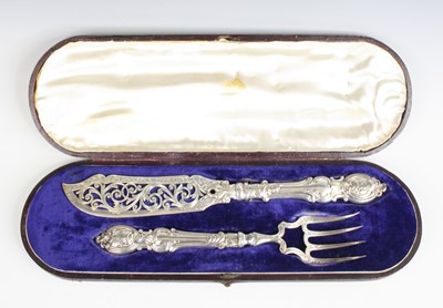 Lot 2133 - A cased pair of Victorian silver fish servers,...