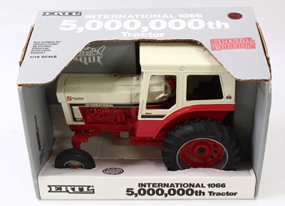 Lot 911A - ERTL 1/16th scale model of the International...