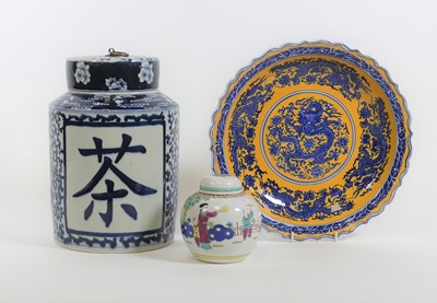 Lot 32 - A Chinese blue & white porcelain canister,...